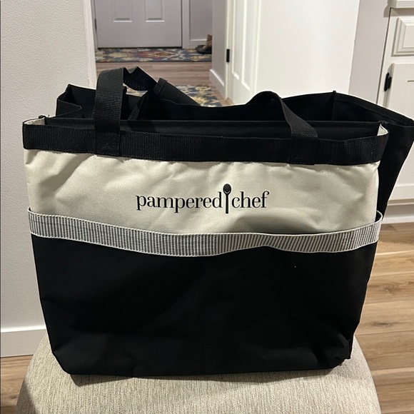 Pampered Chef Handbags - Pampered Chef Black and Cream Carryall
